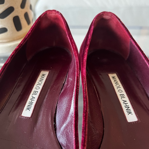 MANOLO BLAHNIK HANGISI FLAT IN BURGUNDY VELVET - Picture 9 of 10